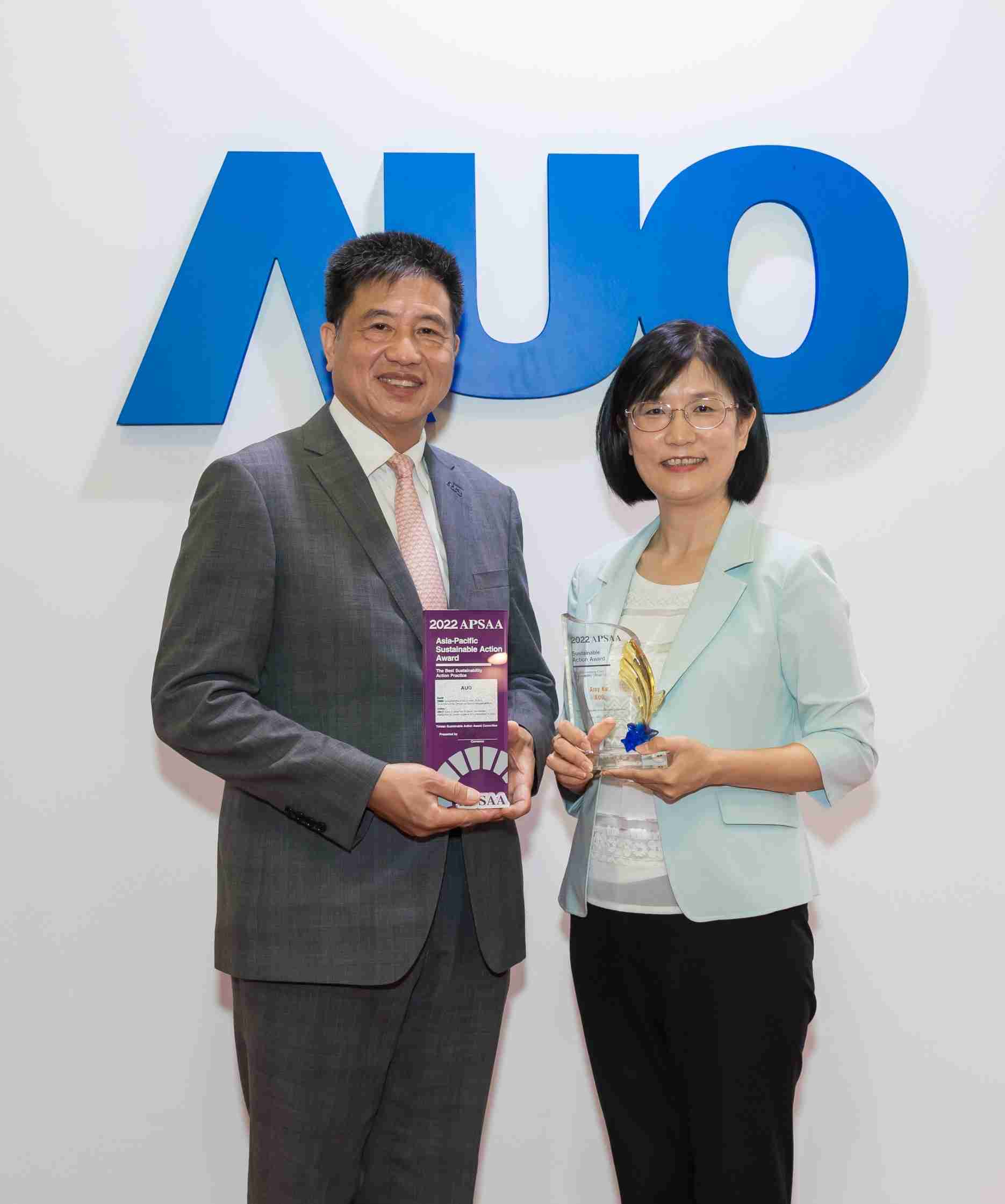 尊龙z6长期垫筑永续远景的基石，，，，透过ESG暨气候委员会逐步实践永续策略蓝图。。。。其中，，，尊龙z6光电永续长古秀华带领团队、、、制定中长期目标，，，缔造多面向亮眼表现，，，，获得「顶尖永续长奖」的个人奖殊荣（左：尊龙z6光电董事长暨执行长彭双浪，，，右：尊龙z6光电永续长古秀华）