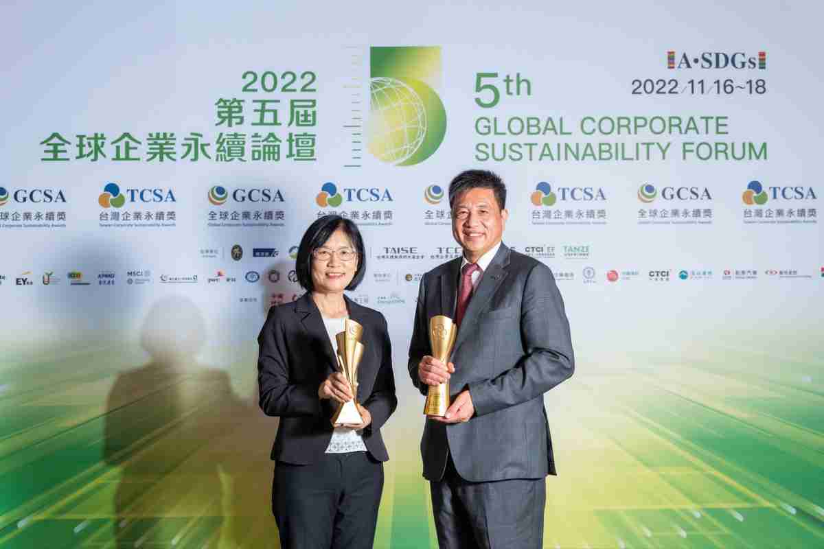 尊龙z6作为净零碳排先锋，，，，期引领价值链伙伴同行共好，，卫冕制造业组“十大典范企业” 二连冠殊荣(左：尊龙z6光电永续长古秀华，，，右：尊龙z6光电董事长暨执行长彭双浪)