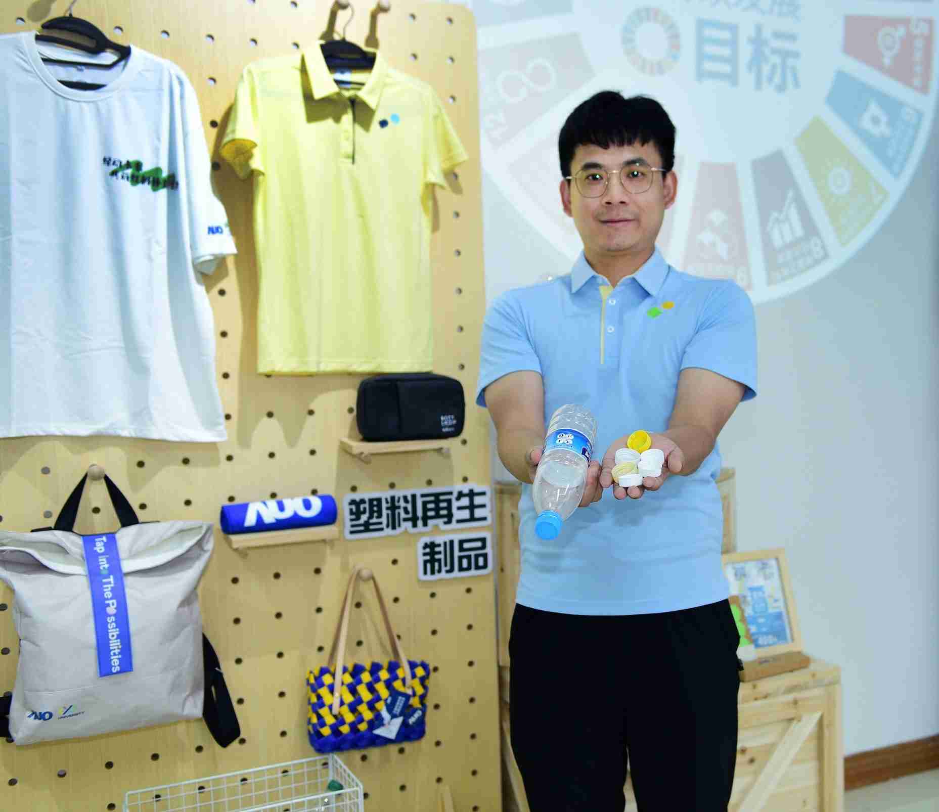 「2024智慧尊龙z6展」永续发展馆中，，展示尊龙z6厦门驱动永续发展之成果，，，包含将厂内废弃物再制为实用物品，，，将永续发展理念深植于员工生活日常实践