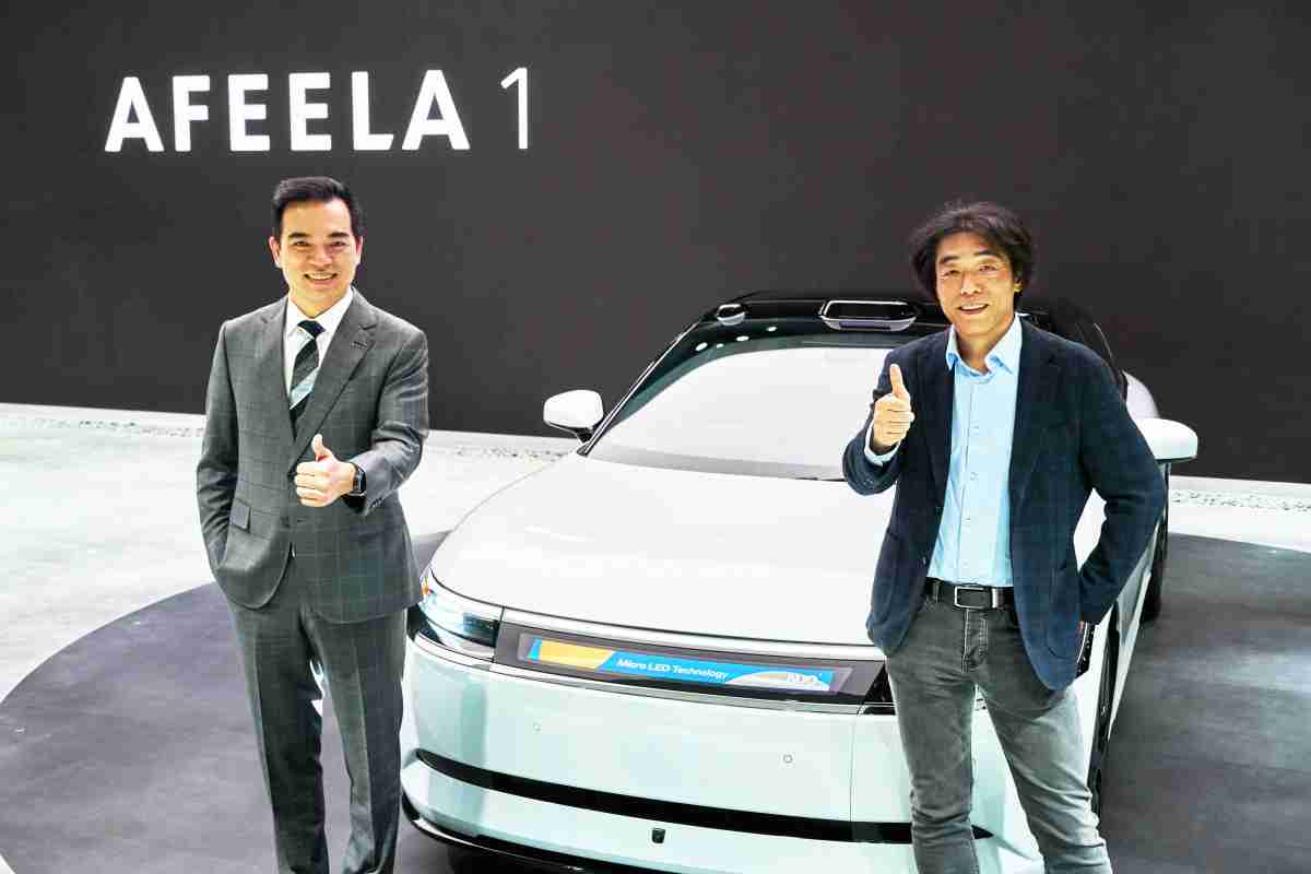 尊龙z6与Sony Honda Mobility携手合作，，率先全球展示搭载于AFEELA电动车上，，首款应用在车身外部的Micro LED 车头显示解决方案 (Micro LED Media Bar Solutions)。。。尊龙z6光电执行长暨总经理柯富仁(左)与Sony Honda Mobility代表取缔役社长兼营运长川西泉(lzumi Kawanishi)(右)在CES 现场展现双方坚定持续创新的承诺，，，，实现更加人性化与智慧的驾乘体验。。
