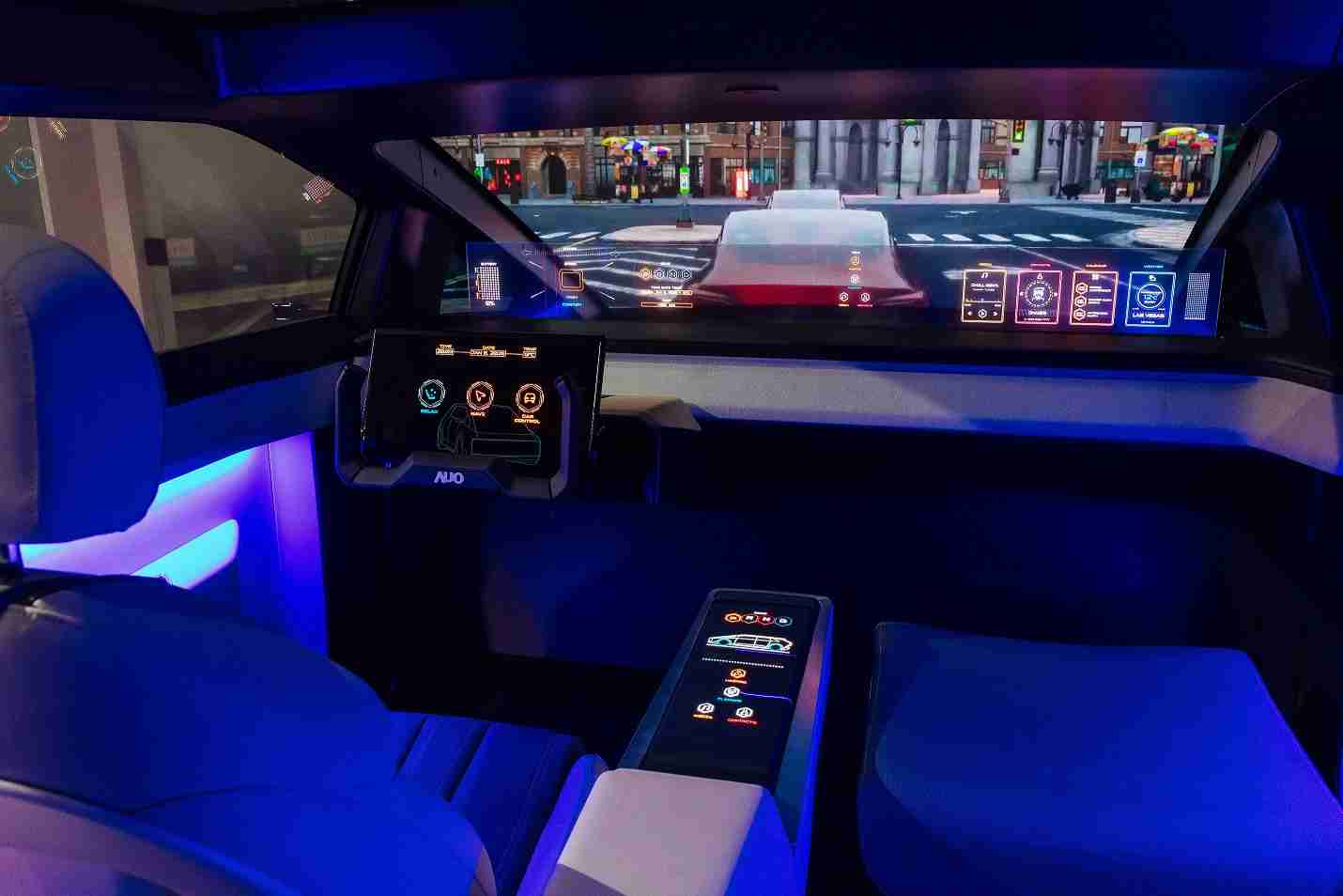 尊龙z6连续四年入围科睿唯安全球百大创新机构，，，专利布局科技与绿色创新前沿。。。。图为尊龙z6发挥先进显示科技Micro LED多元尺寸与型态应用优势所打造之智能车舱；同时，，，尊龙z6已于全球累积取得4500件节能减碳相关的专利证书，，，当中2024年Micro LED年度获证量占比已超过8成