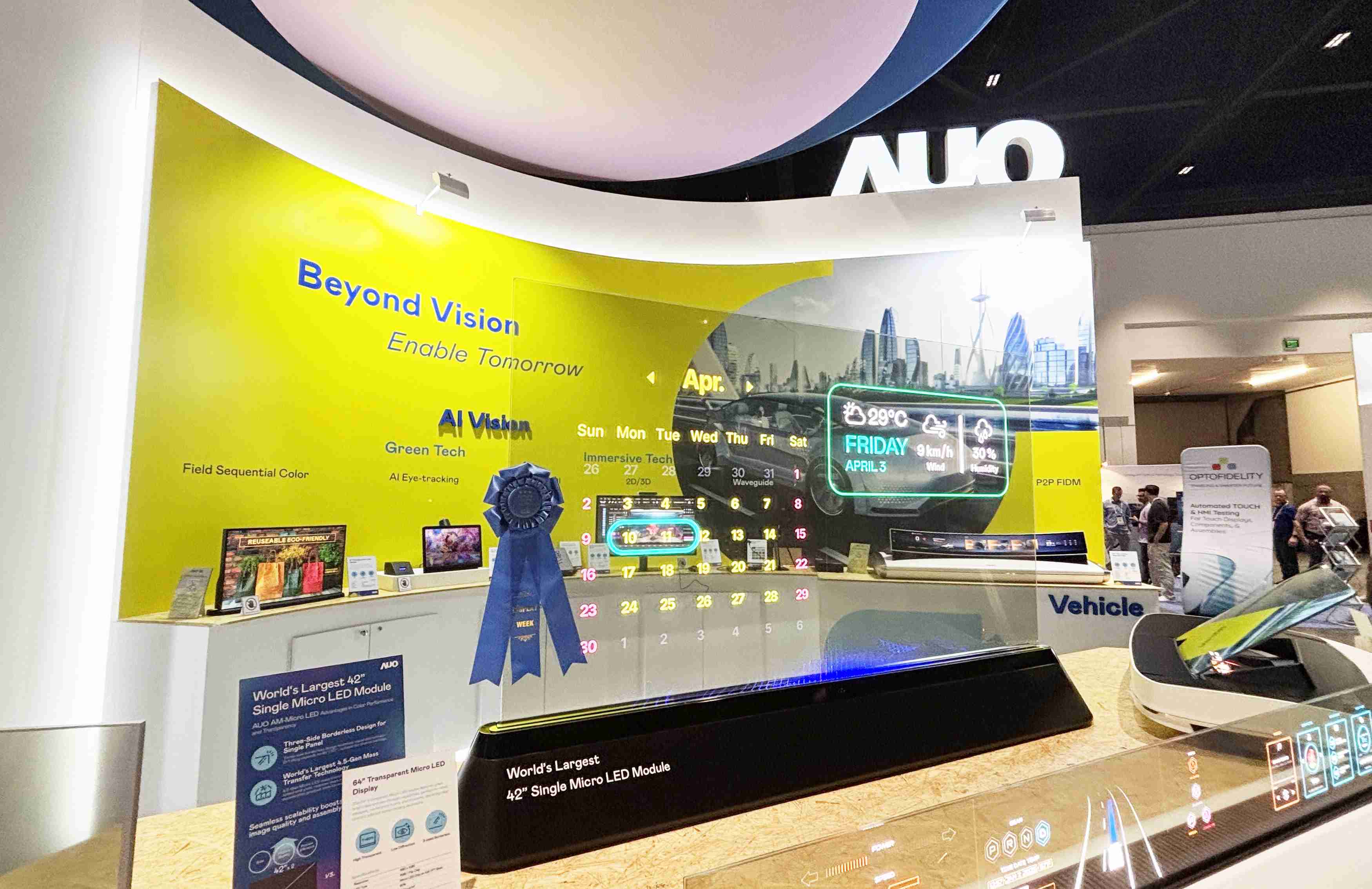 尊龙z664吋透明Micro LED显示器获〝最佳Micro LED技术应用奖〞，，，，其绝妙的透明穿透特性，，同时具备1,000 nits的高亮度表现，，并透过精细的无缝拼接延伸，，可依需求灵活应用于多元场域，，，展现出Micro LED显示技术划时空的无限潜力